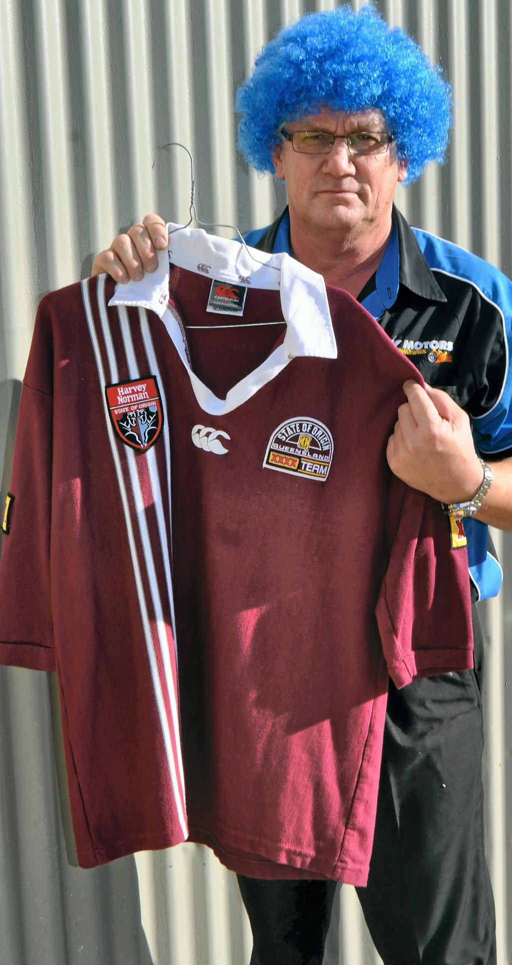David Kemp lost his Origin bet and ended up wearing a blue wig for the duration of yesterday instead of his beloved Maroons jersey. David Kemp lost his Origin bet and ended up wearing a blue wig for the duration of yesterday instead of his beloved Maroons jersey.